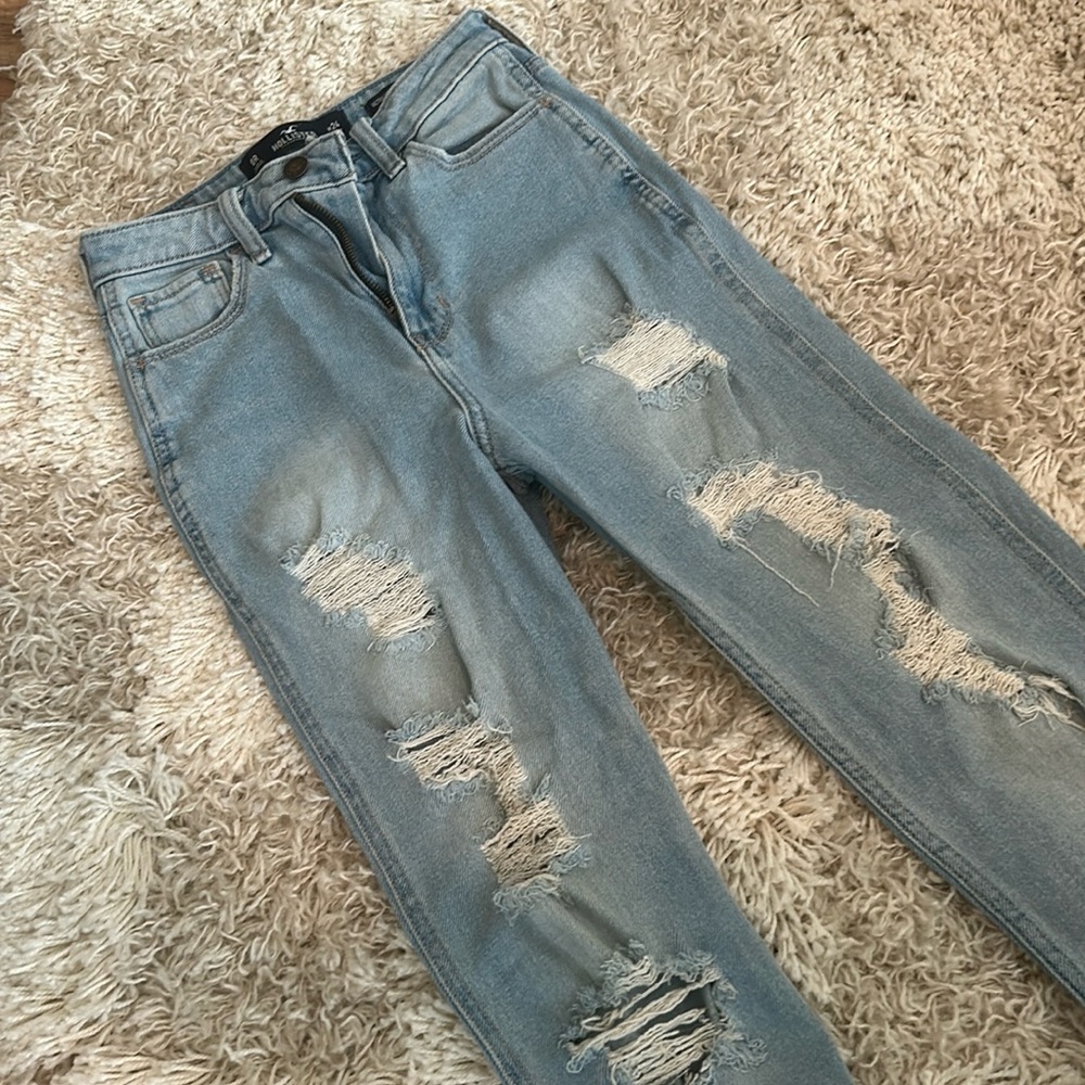 HOLLISTER MOM JEANS ULTRA HIGH-RISE RIPPED MEDIUM WASH